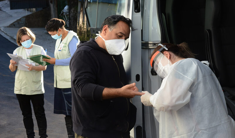 Paciente é testado em van da Prefeitura de Jundiaí