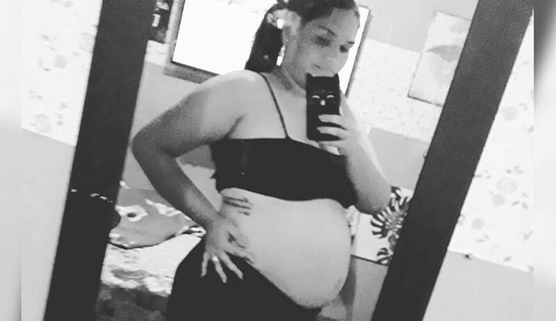 Arícia grávida em foto em frente ao espelho