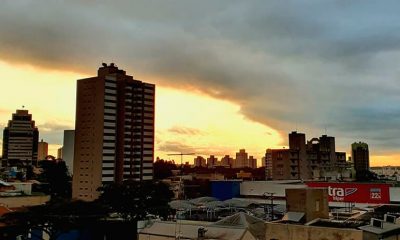 Foto de Jundiaí com prédios, casas e nuvens no horizonte