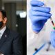 Doria em coletiva; pesquisador usa seringa para tirar vacina de frasco