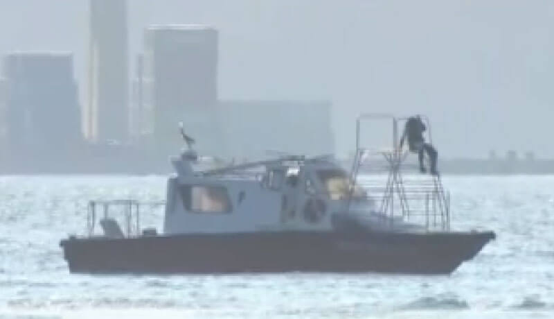 Barco na água faz buscas por helicóptero