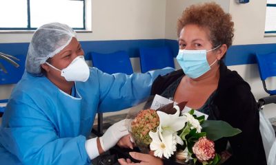 Maria recebe buquê de flores durante saída do Hospital