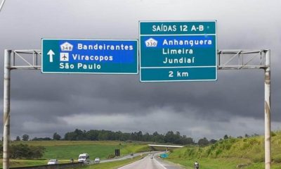 Placas na rodovia indicando Limeira e Jundiaí