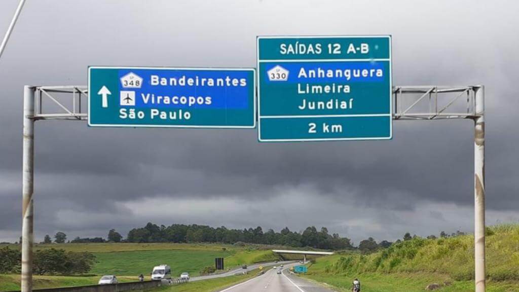 Placas na rodovia indicando Limeira e Jundiaí