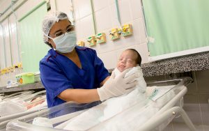 Bebê ficou sob os cuidados da equipe do Hospital em Fortaleza. (Foto: Thiago Freitas/Divulgação Sesa)