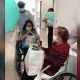 Foto de idosas deixando hospital
