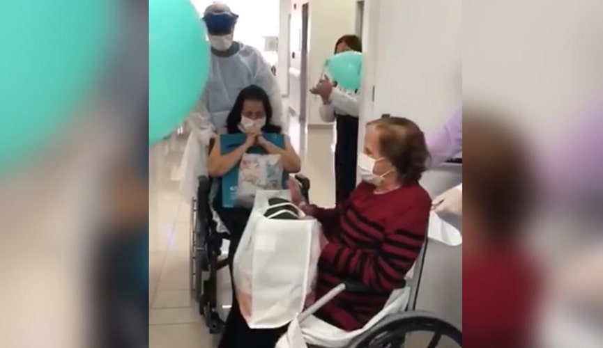 Foto de idosas deixando hospital
