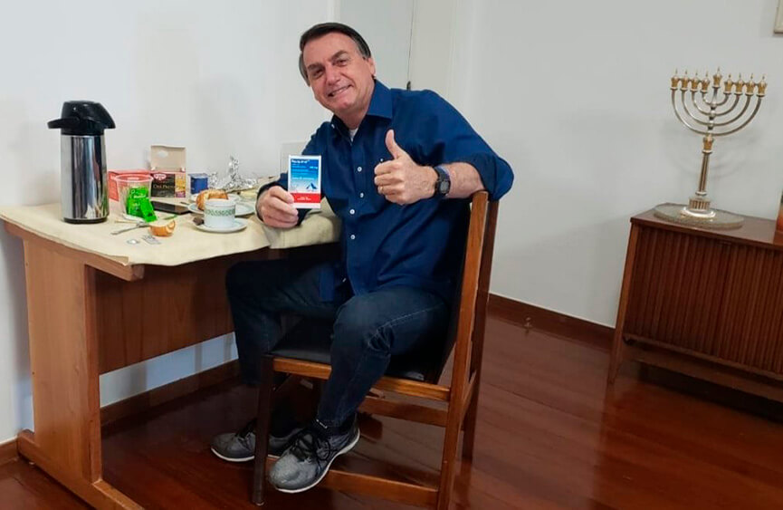 Bolsonaro anuncia teste negativo para Covid-19 e faz propaganda da hidroxicloroquina. (Foto: Divulgação / Twitter @jairbolsonaro)
