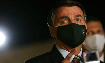 Bolsonaro usa máscara durante coletiva