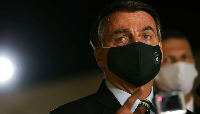 Bolsonaro usa máscara durante coletiva