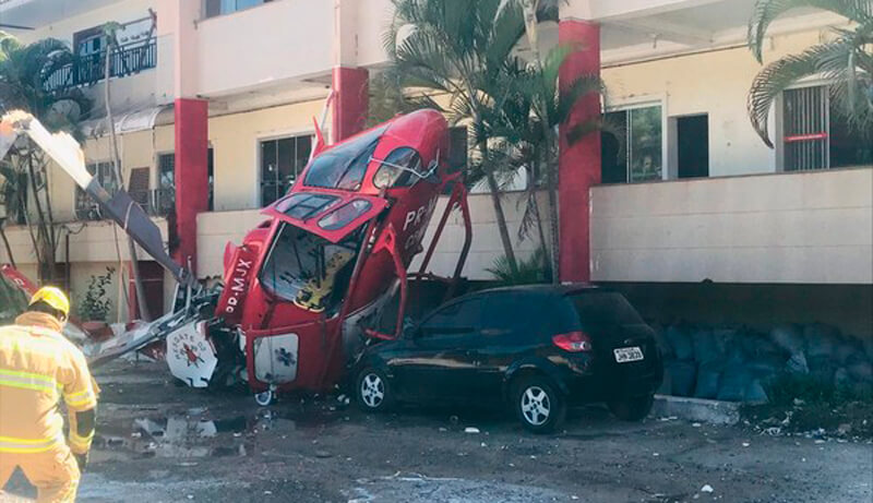 Helicóptero cai em cima de carro no Distrito Federal