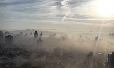 Cidade com neblina