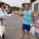 Funcionária pública entrega máscara pai e filha