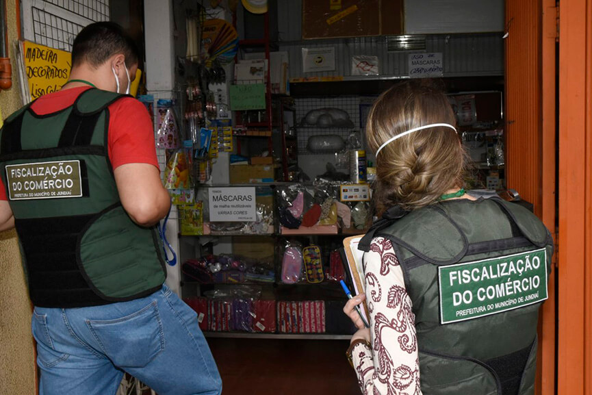 Fiscalização realiza ações nos bairros. (Foto: Divulgação / PMJ)