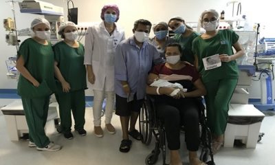 Foto de equipe médica com pais de criança prematura