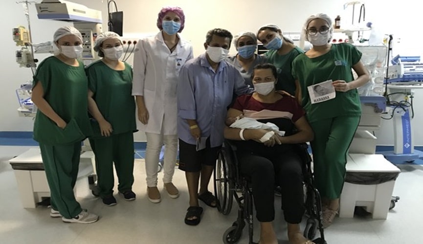 Foto de equipe médica com pais de criança prematura