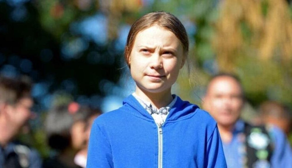 Ativista Greta Thunberg em evento a céu aberto, antes da pandemia