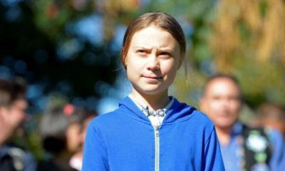 Ativista Greta Thunberg em evento a céu aberto, antes da pandemia