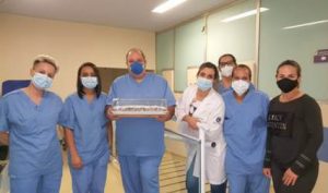 Profissionais da saúde do Hospital São Vicente ganham cartas e bolos. (Foto: Divulgação)
