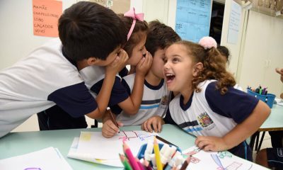 Crianças reunidas em sala de aula