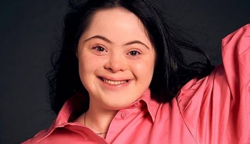 Menina de 9 anos com síndrome de Down é a nova modelo de grife britânica