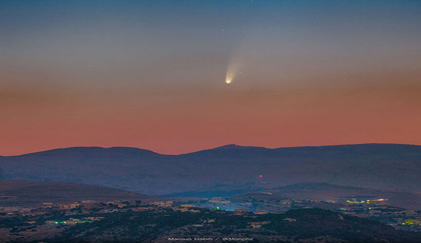 Cometa Neowise é fotografado no céu do Líbano.