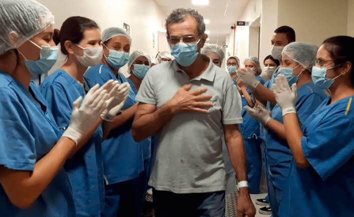 Paciente recebe alta do Hospital São Vicente