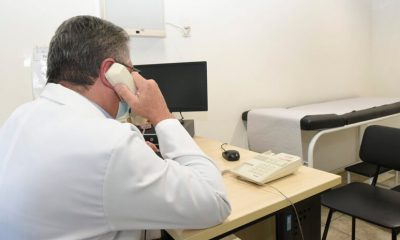 Médico atendendo pacientes com Covid-19 por telefone