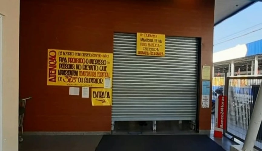 Foto da fachada de supermercado fechado