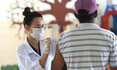 Enfermeira vacinando senhor em Jundiaí