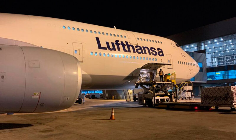 Avião da Lufthansa chegando em aeroporto