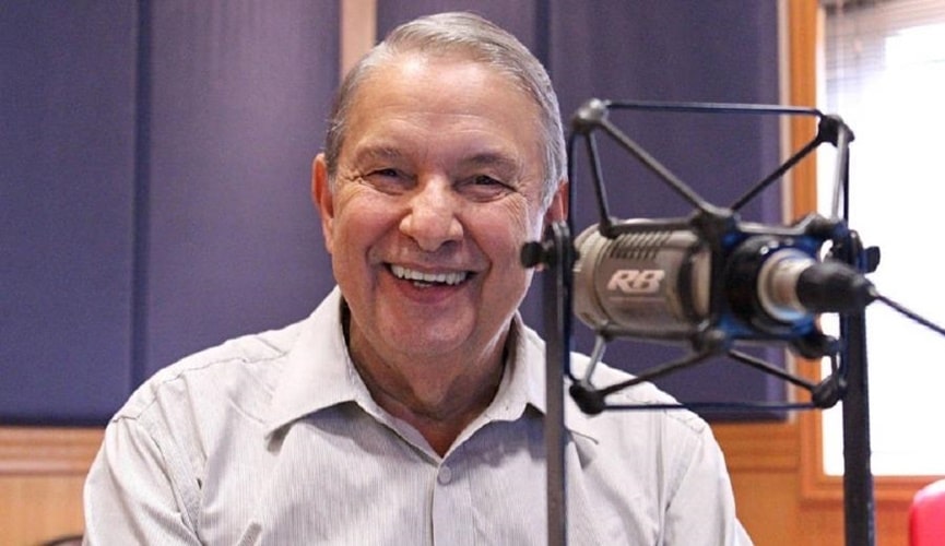 Foto de jornalista em estúdio de rádio