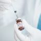 Profissional da saúde usa seringa para pegar vacina de frasco