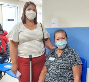Edna e a mãe Ormezinda aprovam ambulatório de ortopedia do HSV. (Foto: Divulgação)