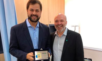 Rogério Sortino, CEO da Kerakoll, e Luiz Fernando Machado, prefeito de Jundiaí. (Foto: Divulgação)