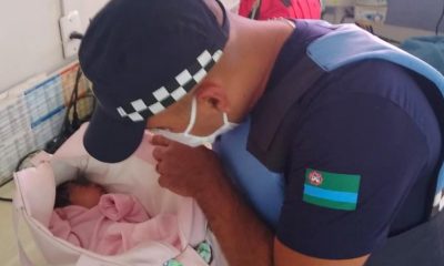 GM de Sá com o bebê abandonado. (Foto: Divulgação/GMJ)