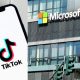 Aplicativo TikTok aberto em celular e fachada de empresa da Microsoft