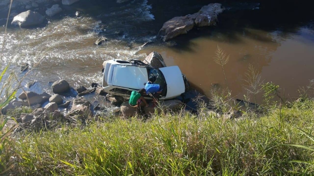 Carro caiu no Rio Jundiaí, na região de Itupeva