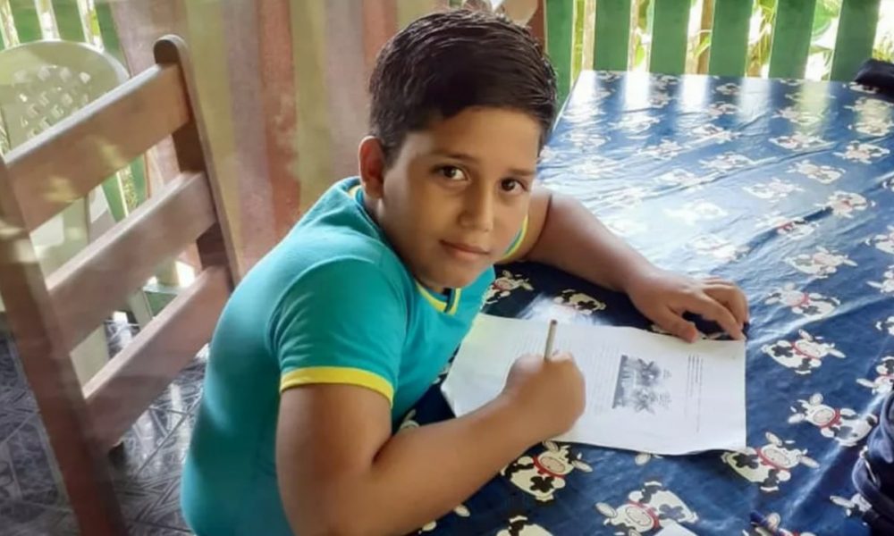 Matheus Macedo Campos, de 11 anos, morreu após receber descarga elétrica de celular carregando