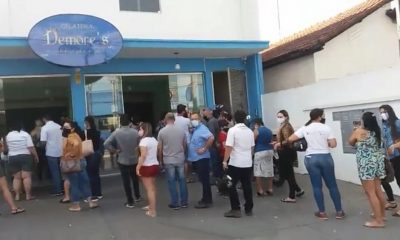 Moradores formaram filas para ajudar empresário a vender todo o estoque de sorvetes