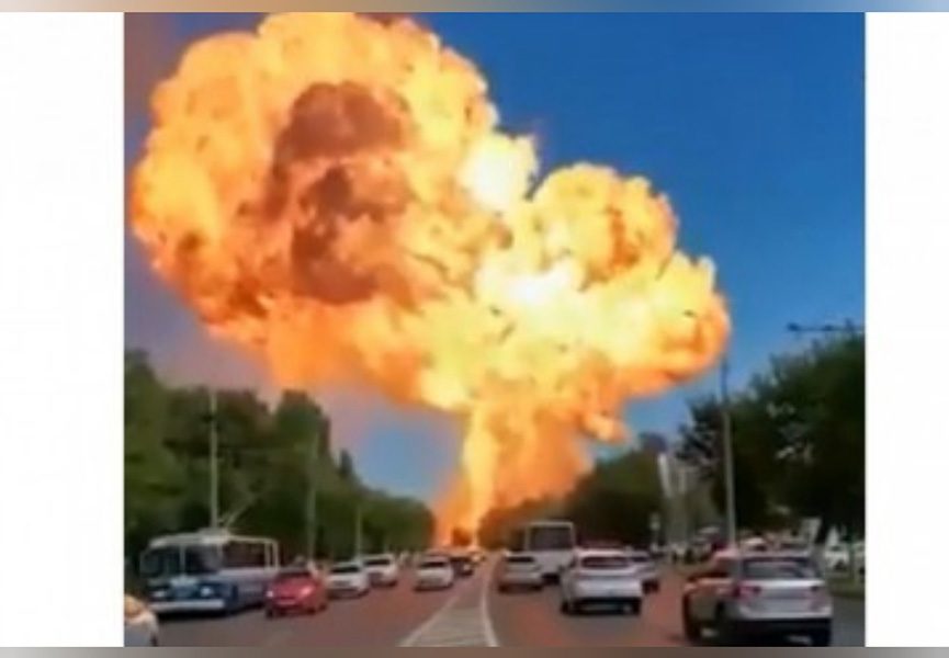 Explosão em posto de gasolina na Rússia. (Foto: Reprodução/Twitter)