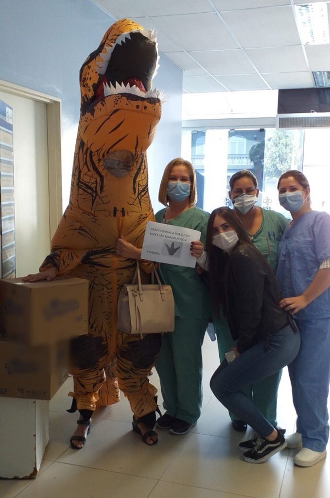 Mulher se fantasiou de dinossauro para entregar chocolates aos profissionais da saúde de hospital em Sorocaba (SP)