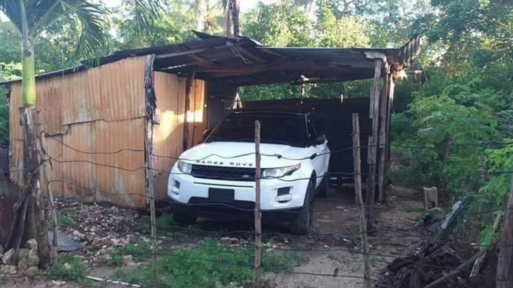 Range Rover estacionada em barraco viraliza nas redes sociais.