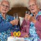 Dorothy Sivyer e Kathleen Whitehead comemorando o 100º aniversário