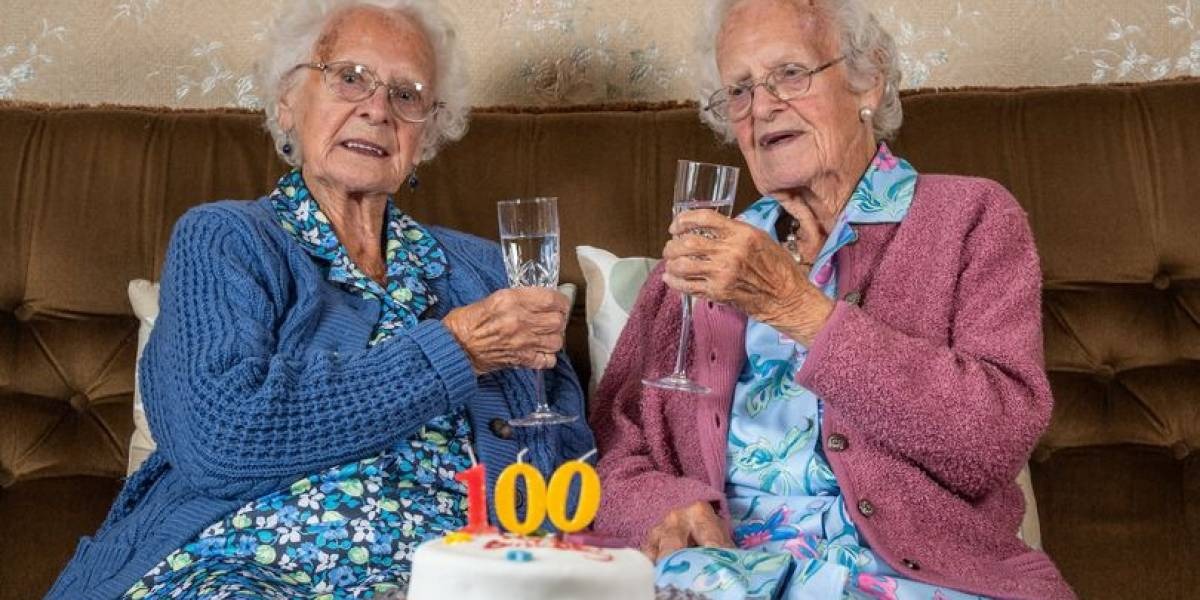 Dorothy Sivyer e Kathleen Whitehead comemorando o 100º aniversário