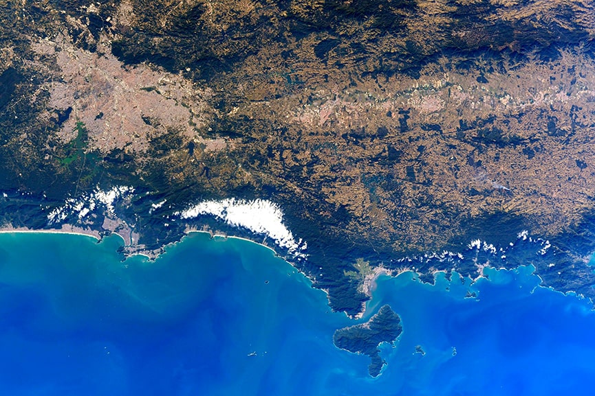 Foto do litoral de São Paulo visto do espaço