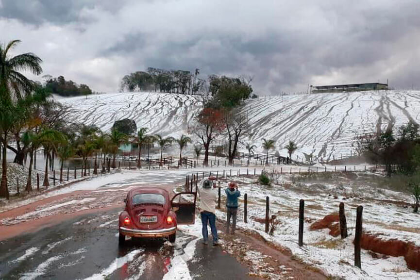 Montanhas e estradas ficaram cobertas de gelo em Santa Rita de Caldas. (Foto: Divulgação/Alessandro Alderigi dos Reis)