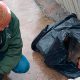Equipe da abordagem social recolhe morador de rua dormindo em saco de lixo. (Foto: Divulgação)