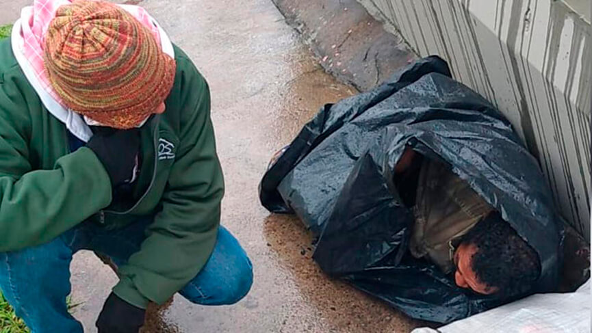 Equipe da abordagem social recolhe morador de rua dormindo em saco de lixo. (Foto: Divulgação)