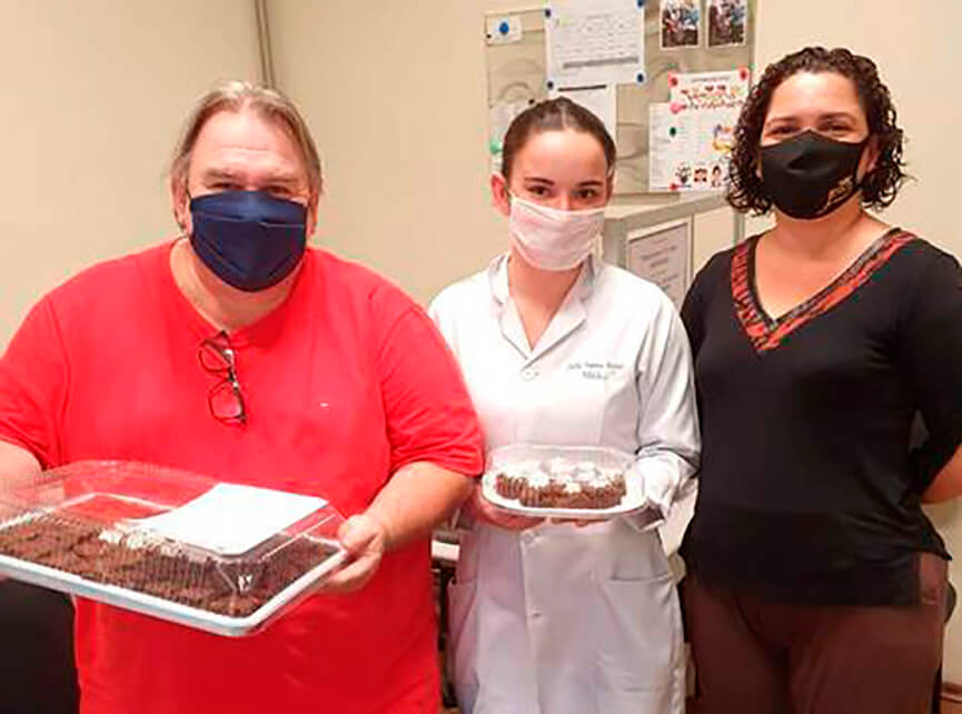 Paciente do HSV agradece assistência recebida com biscoitos. (Foto: Divulgação)